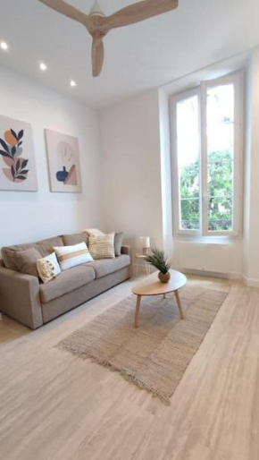Studio rénové, vue dégagée et arborée, 700m plage